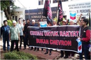 Seratusan warga dari lereng Gunung Ciremai yang mengadu ke Komnas HAM karena desa mereka akan masuk dalam wilayah eksplorasi geothermal Chevron. Padahal, sampai hari ini mereka tak mendapatkan informasi ataupun sosialisasi mengenai itu. Proyek terkesan diam-diam. Kini, Chevron melayangkan surat kepada Kementerian ESDM menyatakan mundur dari pemenang tender ini.